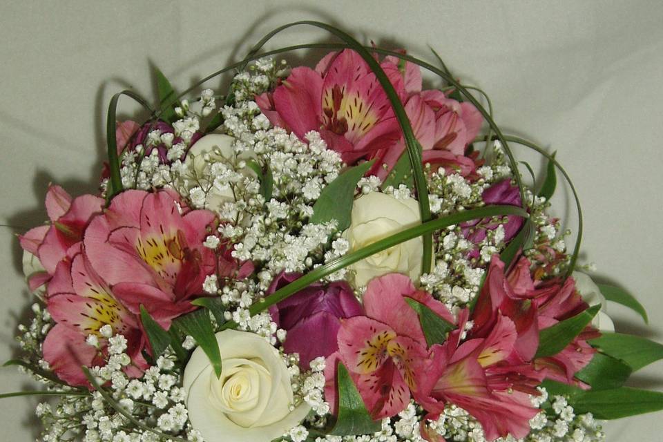 Bouquet de rosas y astromelia