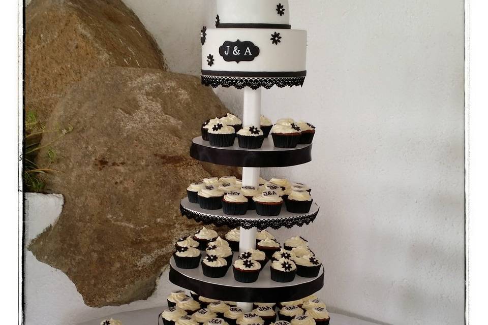 Pastel nupcial con torre de cupcakes