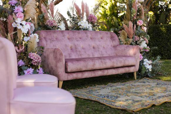 Sofá y sillones rosas