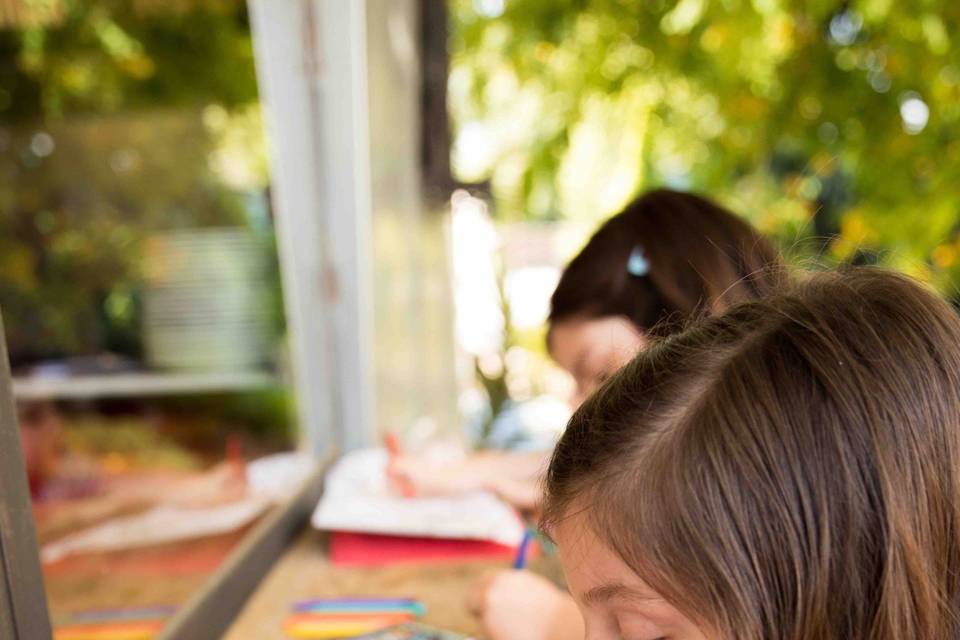 Niños coloreando con los kits PinTaPum