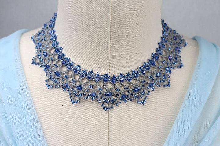 Collar de de frivolité gris