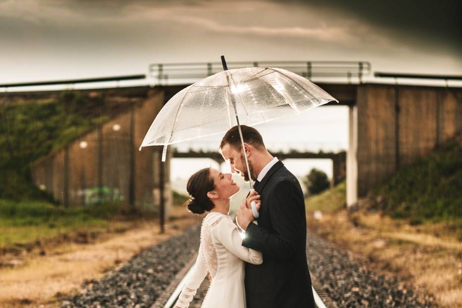 Postboda bajo la lluvia