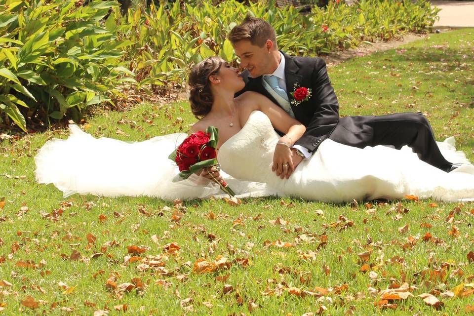 Novios en el parque