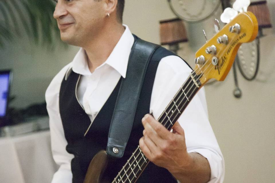 Sergio Ariel (guitarra y voz)