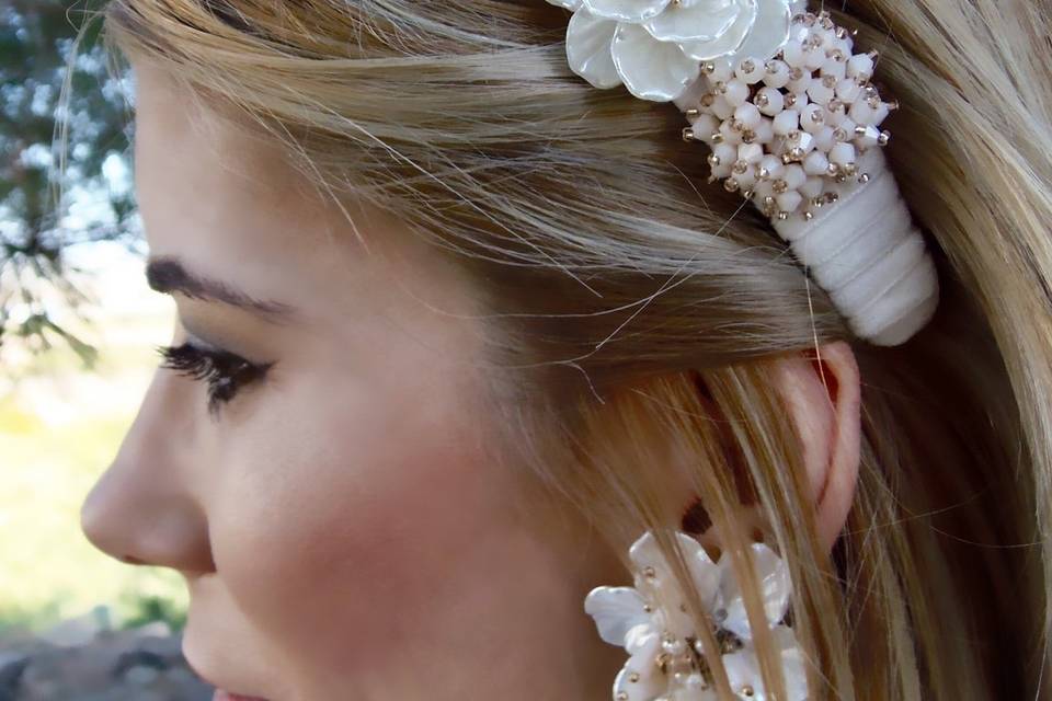 Diadema y pendientes blancos