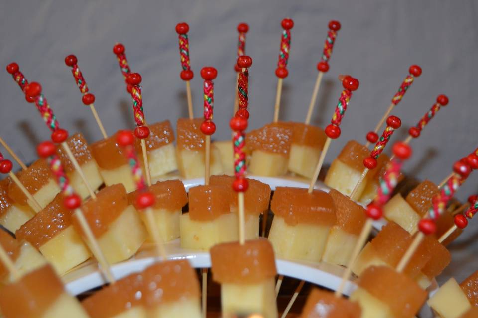 Brochetas de manchego y membrillo