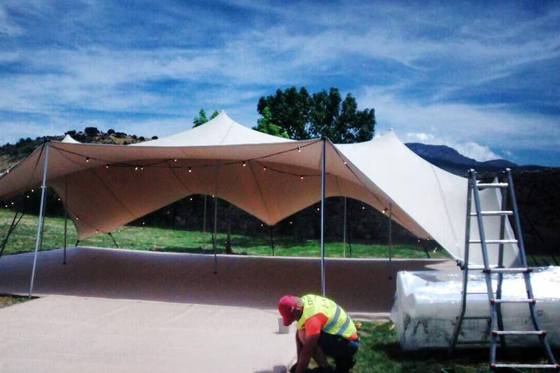 Carpa tensada y guirnalda