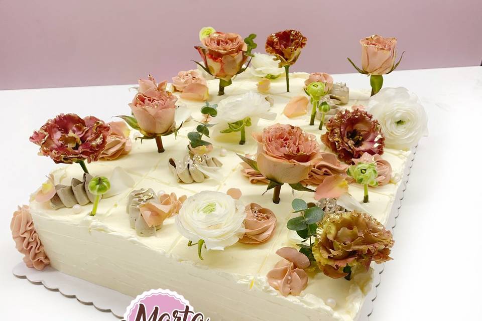 Tarta rectangular con flores