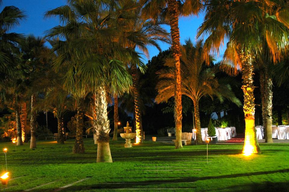 Jardín de noche con antorchas