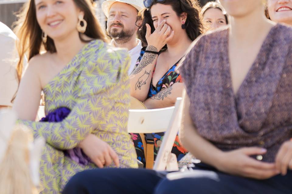 Una invitada emocionada