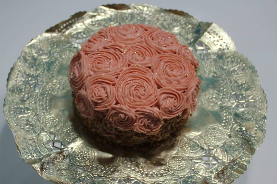 Tarta de cacahuete con rosas