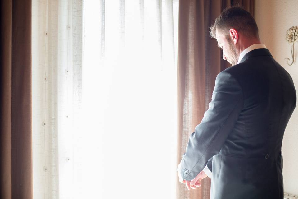 El novio preparándose