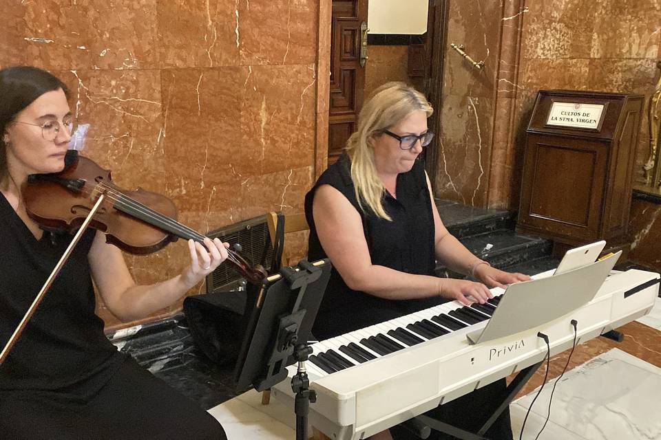Violin y piano en misa