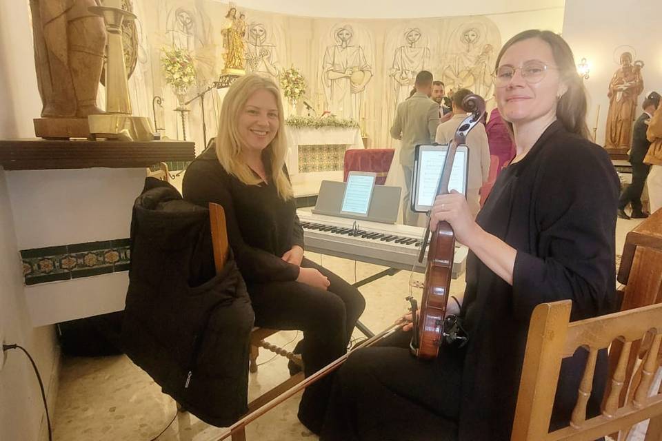 Violin y piano en misa