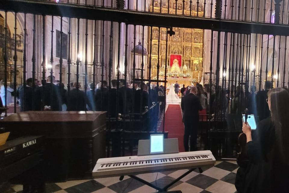 Violin y piano en misa