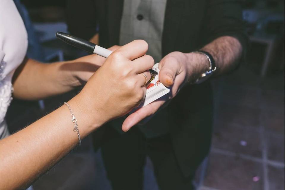 Novia firmando carta