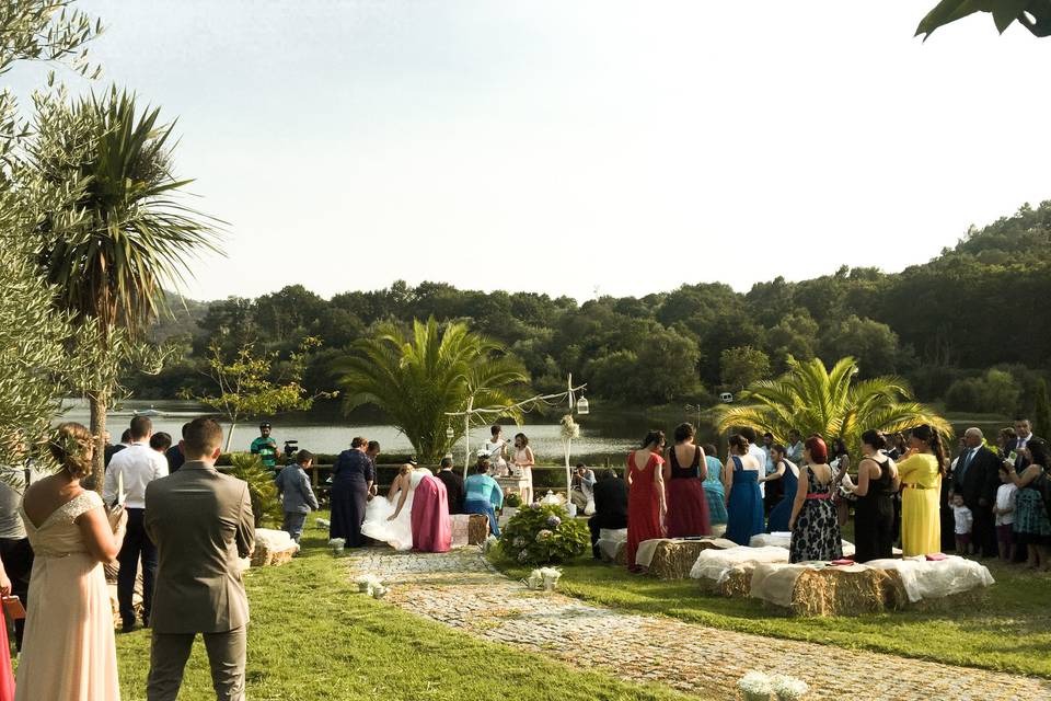 Ceremonia civil en el jardín