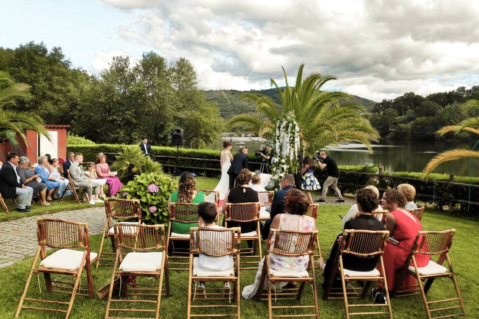 Ceremonia civil en el jardín