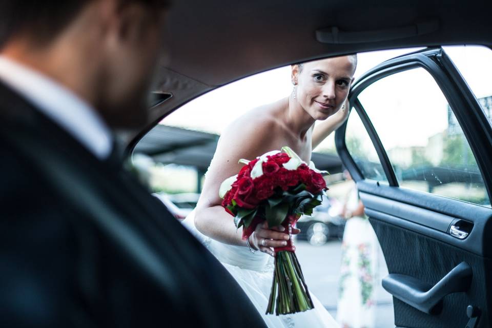 Novia entrando en el coche