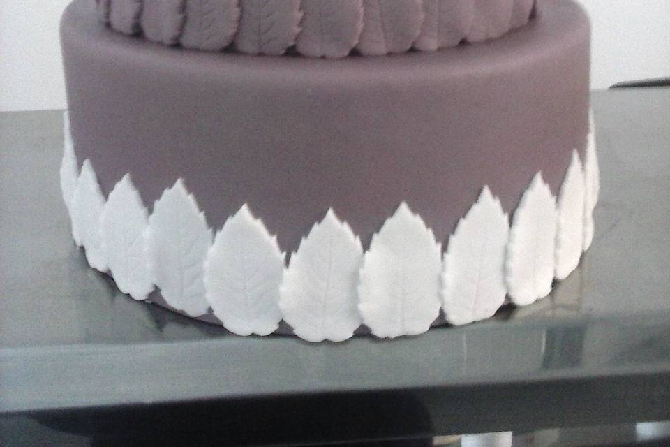 Tarta de boda lila y hojas