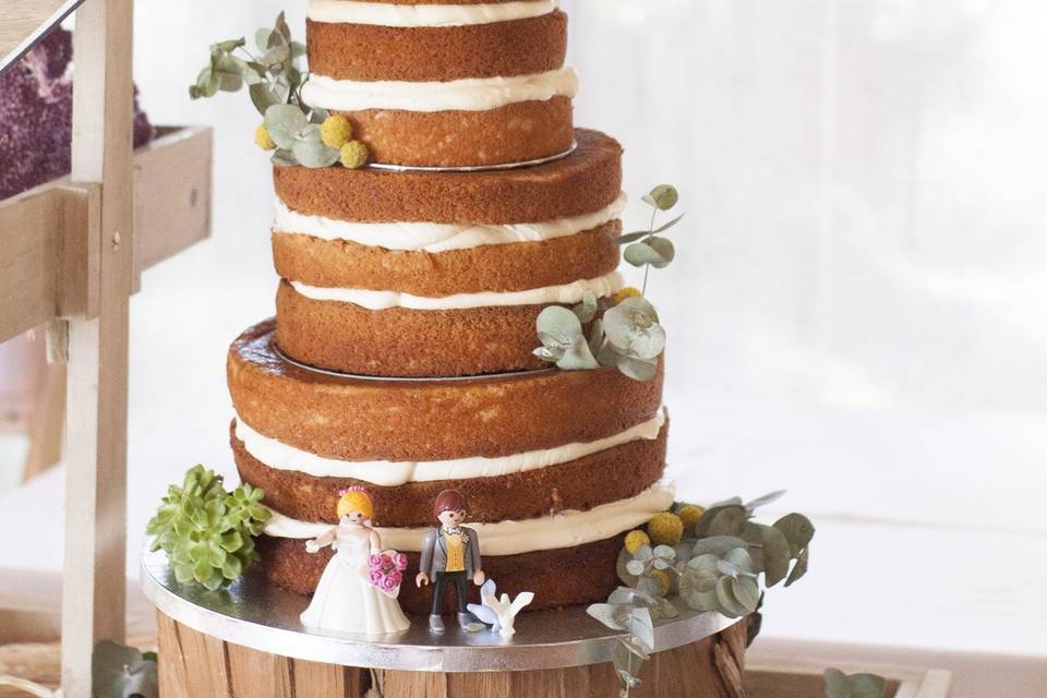 Semi naked cake