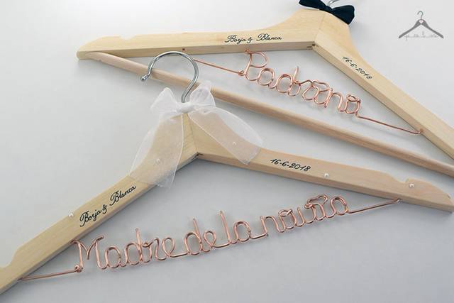 Perchas para novios personalizadas, Personalized bridal hanger, percha  madera nombre, wedding day, vestido de novia, novios, matrimonio -   España
