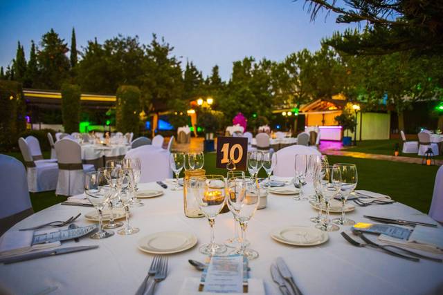 Detalle de mesa en jardines