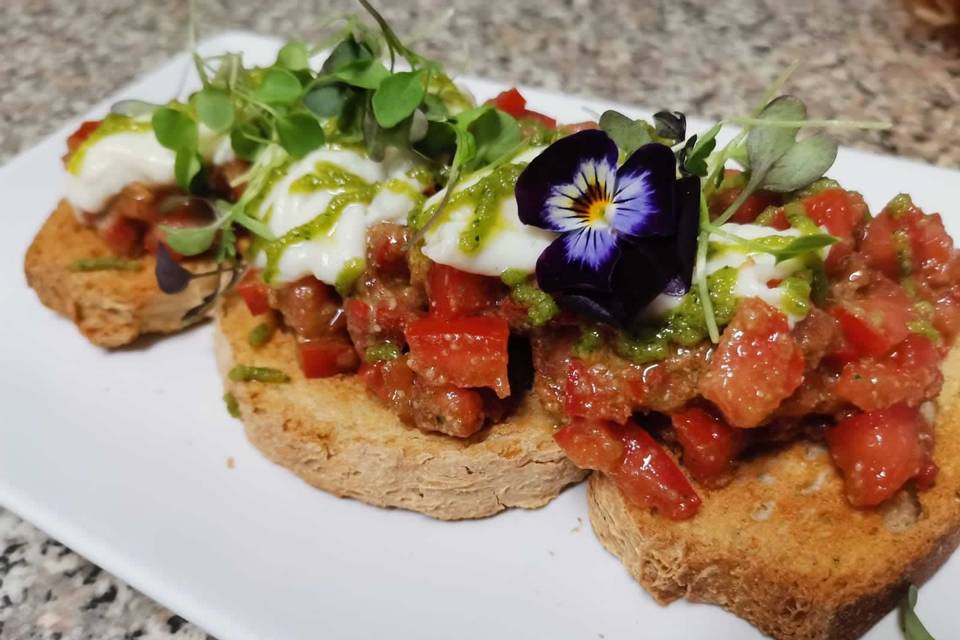 Tostas de verduras y pollo