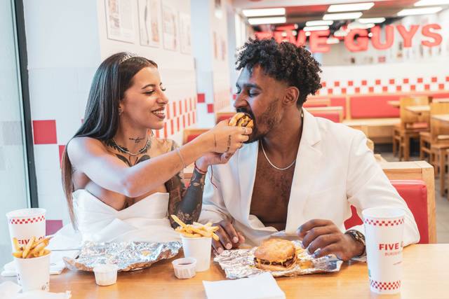Comiendo una hamburguesa en pa