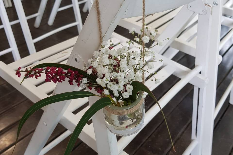 Flores para las sillas de la ceremonia