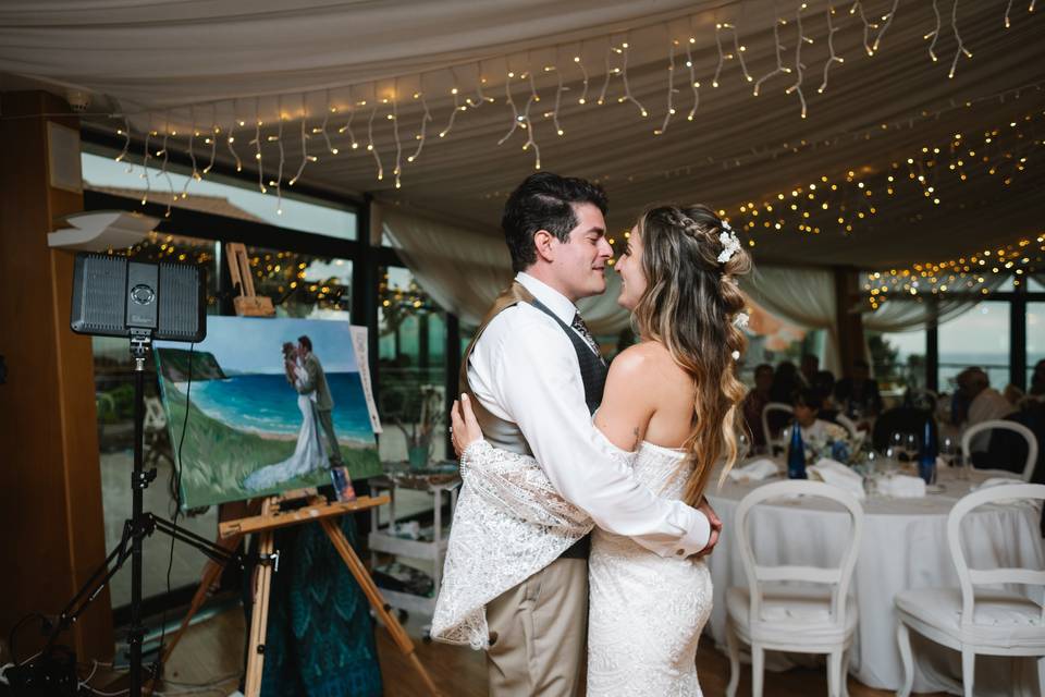Los novios con su cuadro