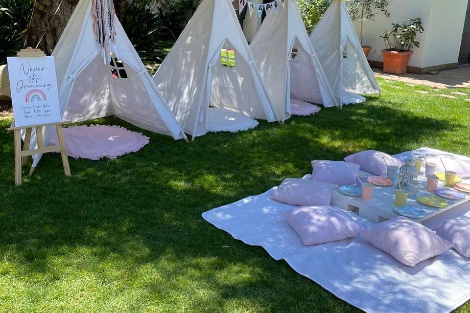 Espacio infantil con tipis