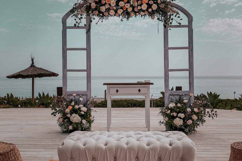 Ceremonia de boda con arco en playa