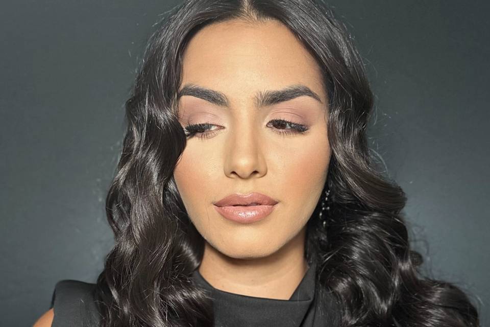 Invitada con maquillaje y peinado