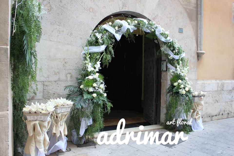 Arco en acceso a la iglesia