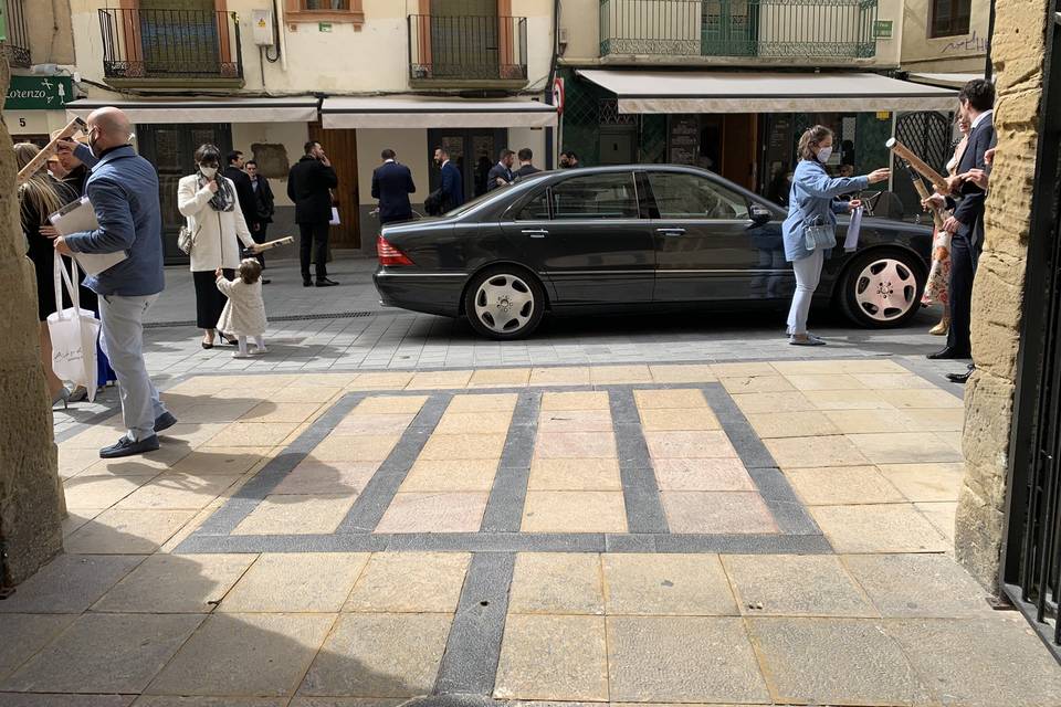 A la puerta de la Iglesia