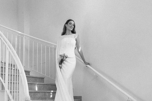 Novia en la escalera de la cas