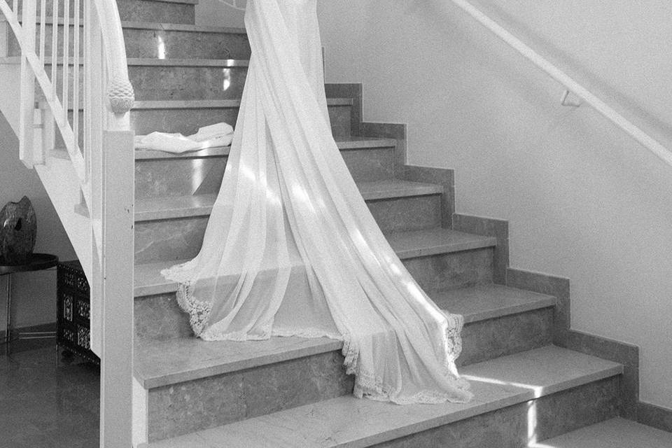 Novia en la escalera de la cas