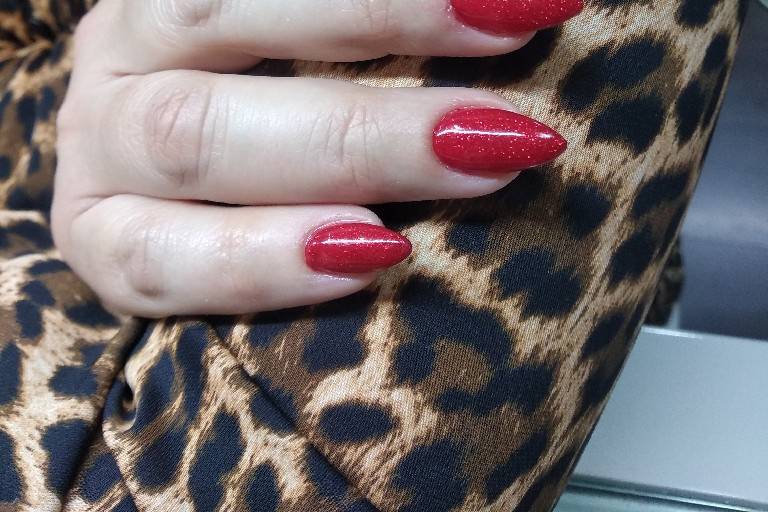 Uñas rojas con purpurina