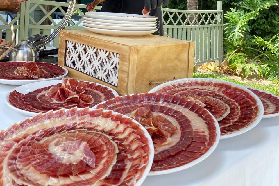 Corte de jamón y buffet de quesos