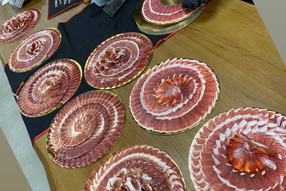 Corte de jamón y buffet de quesos