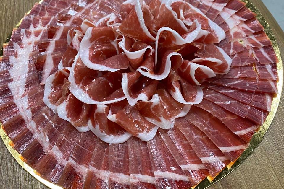 Corte de jamón y buffet de quesos