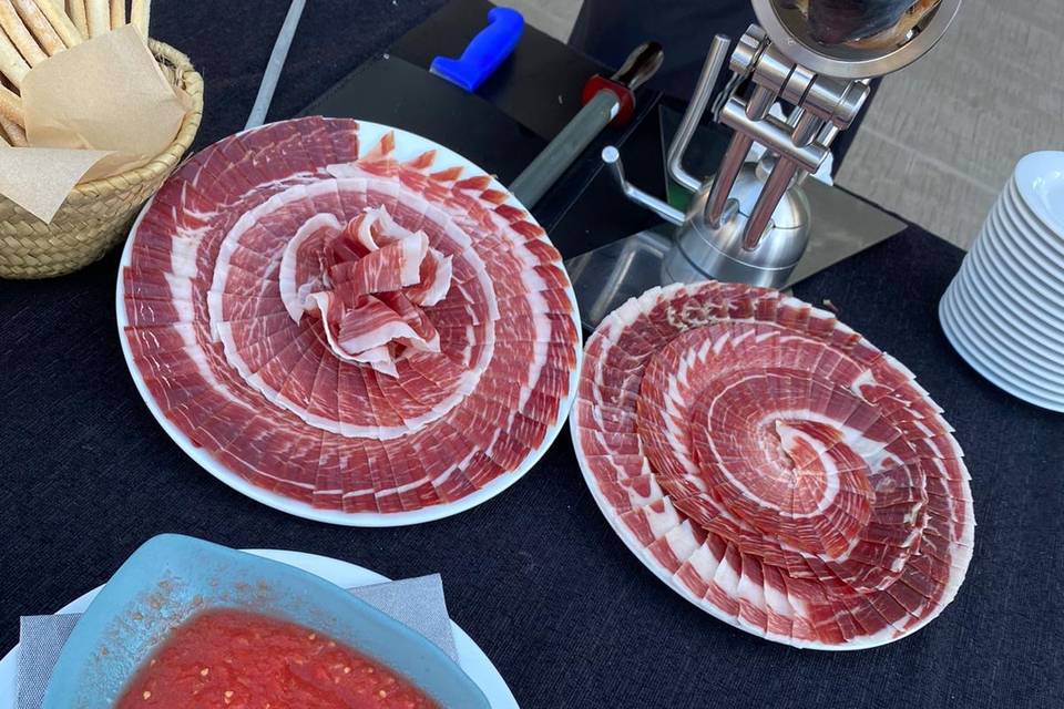 Corte de jamón y buffet de quesos