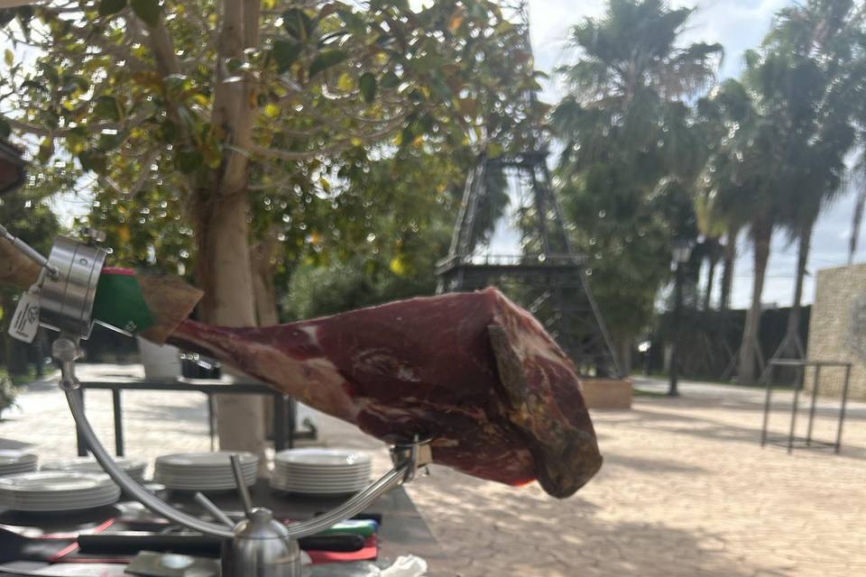 Corte de jamón y buffet de quesos