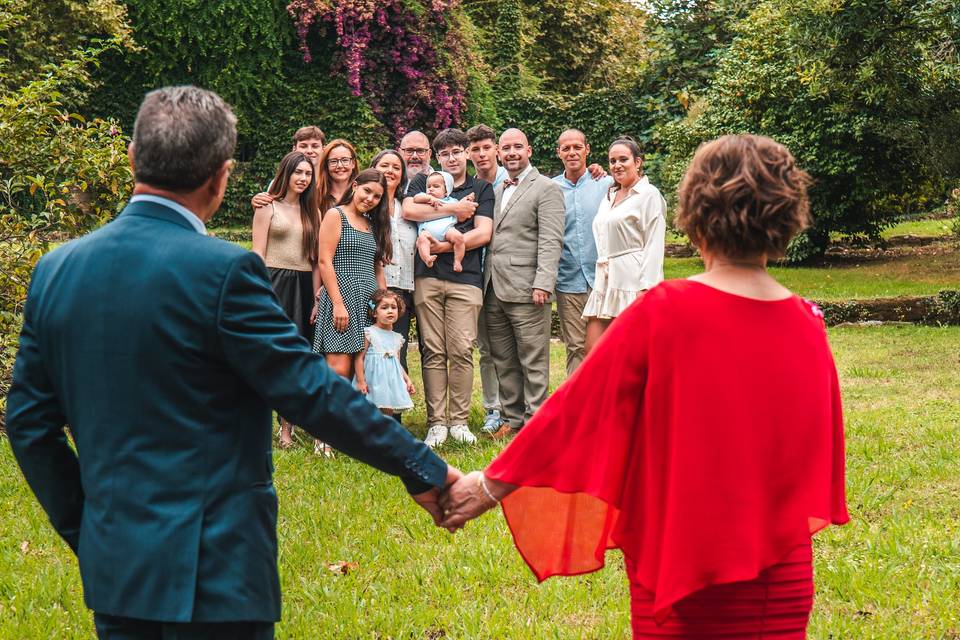 Fotografía grupal de una boda.