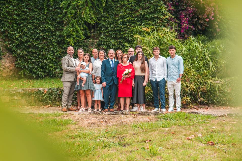 Fotografía grupal de una boda.