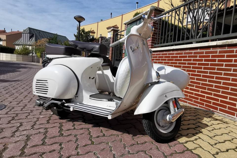 Vespa 125N Sidecar de 1958 color blanco