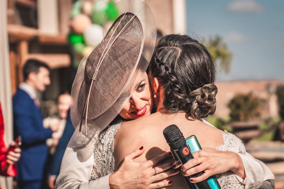 Novia y hermana abrazo