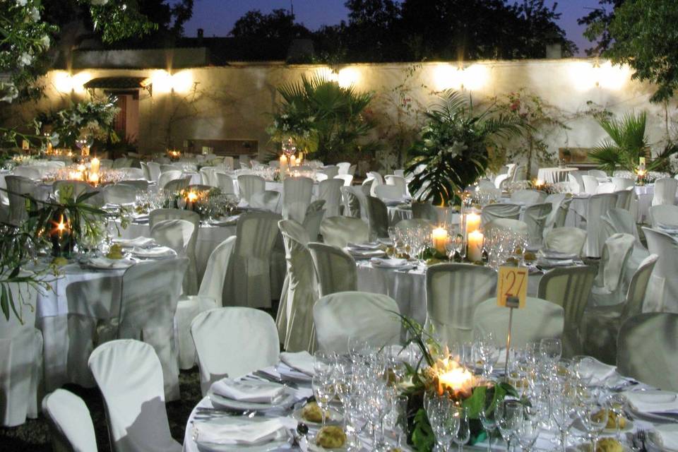 Escenario en jardín de cena