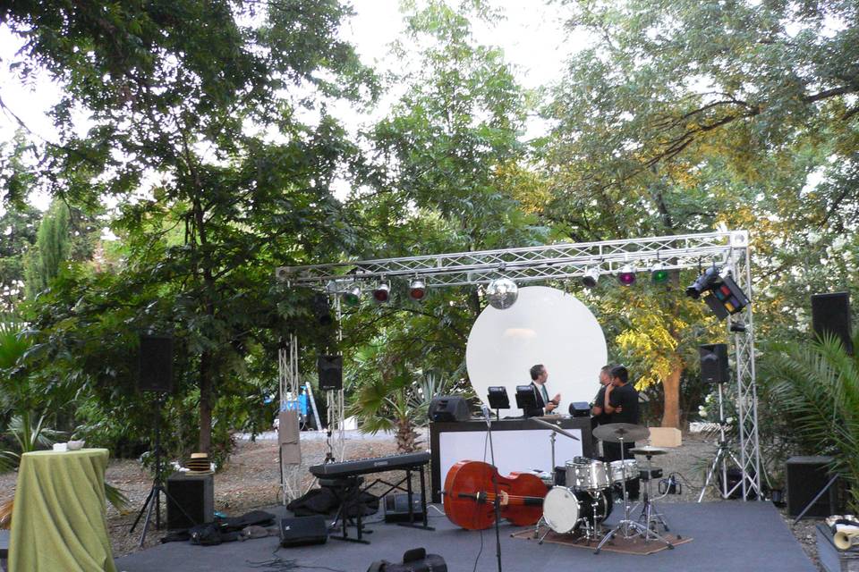 Escenario en jardín de cena